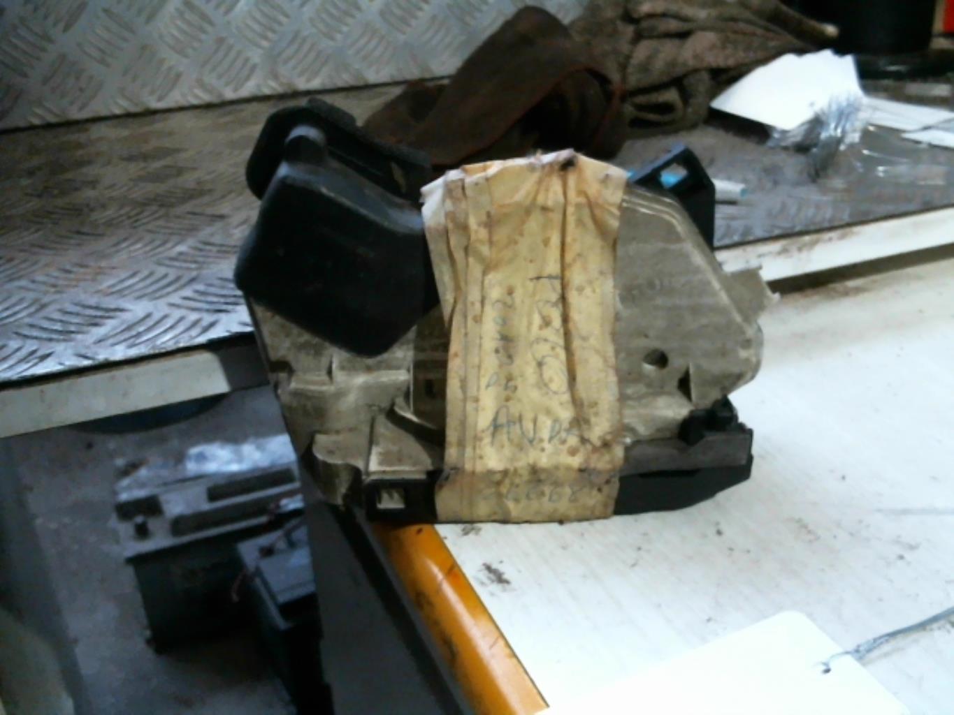 Chiusura centralizzata anteriore destra VOLKSWAGEN POLO 3 Diésel - 1