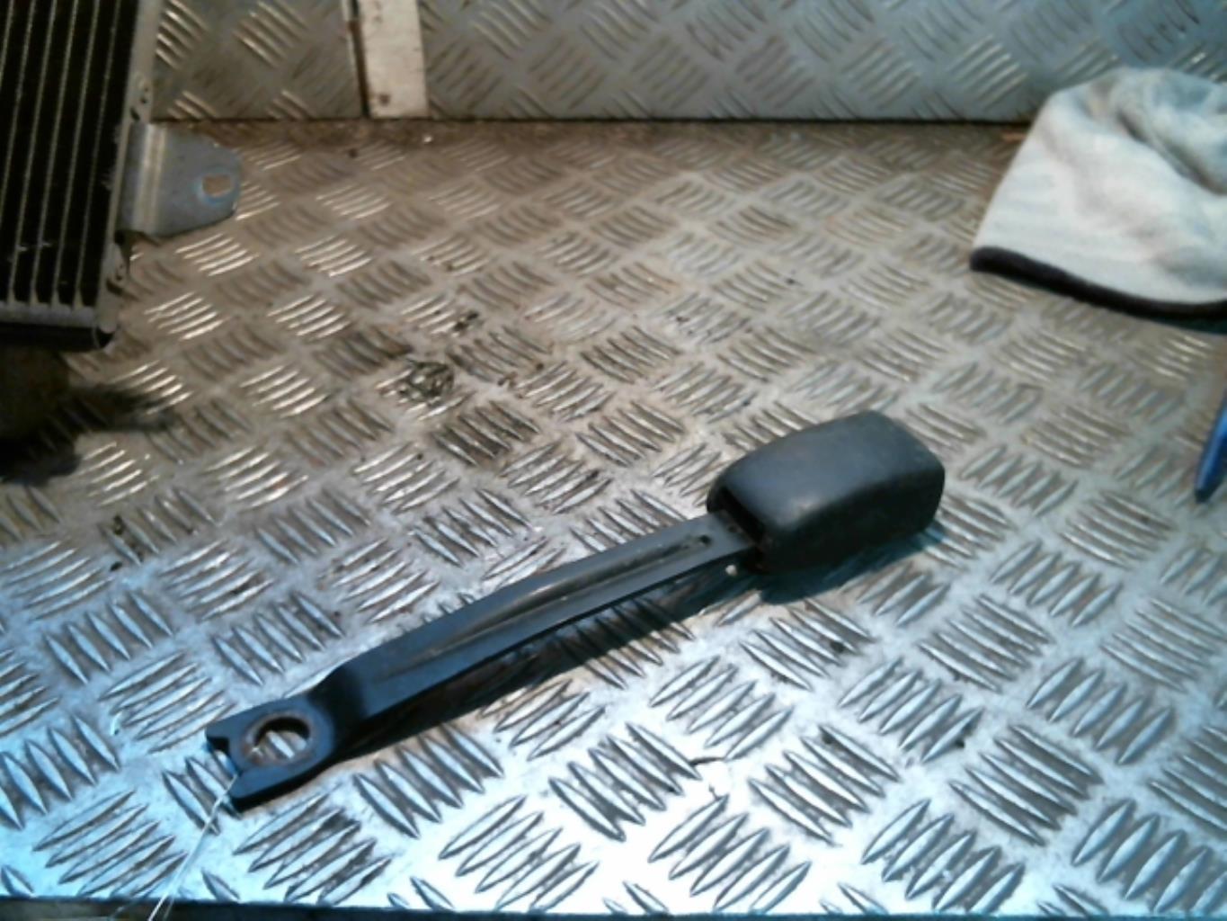 Aggancio cintura sicurezza anteriore destro PEUGEOT 107 PHASE 1 Diésel - 1