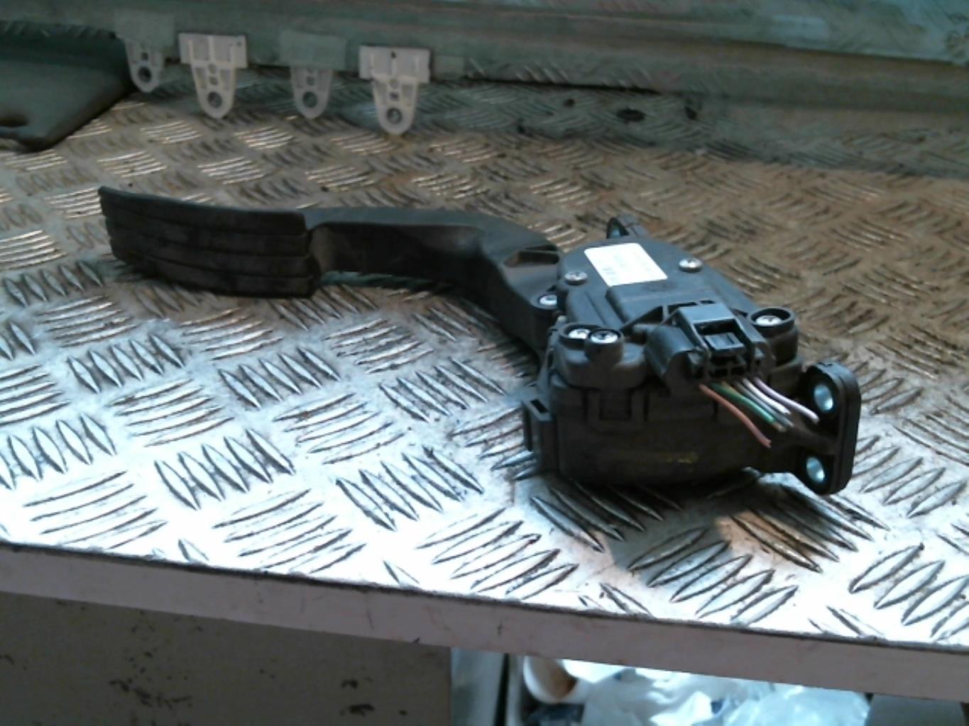 Pedale de frein RENAULT TWINGO 2 PHASE 1 Essence - 1
