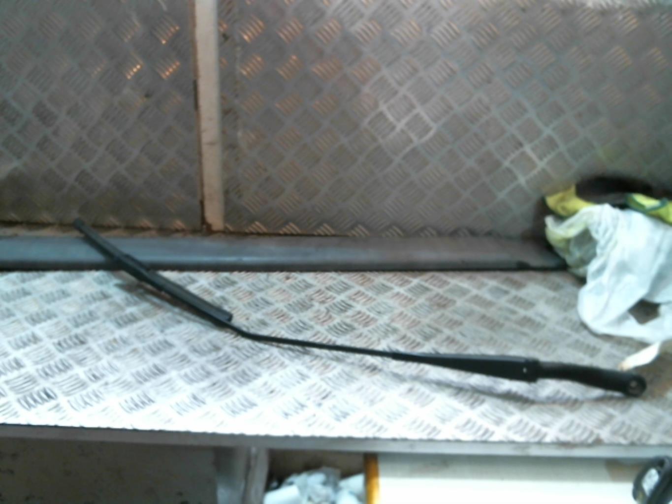 Braccio tergicristallo anteriore sinistro FIAT GRANDE PUNTO Gasolina - 1