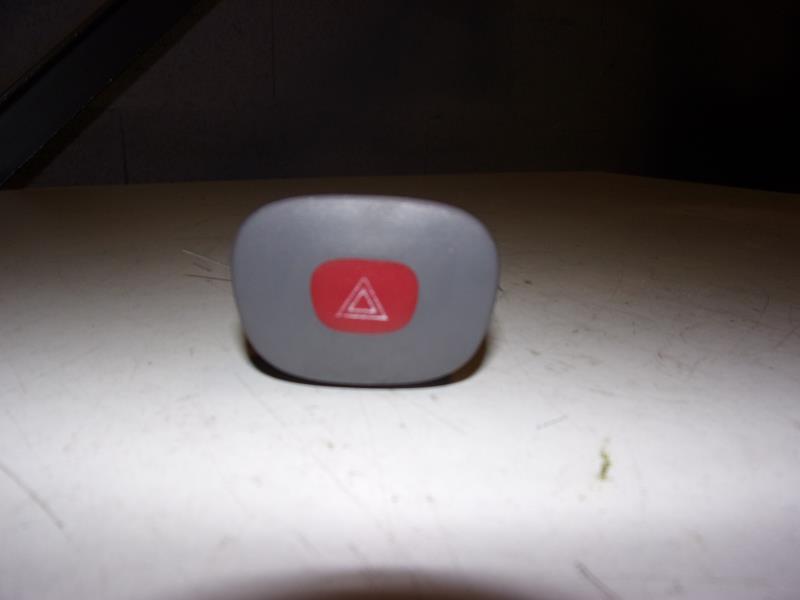 Bouton de warning RENAULT CLIO 2 PHASE 1 Essence - 1