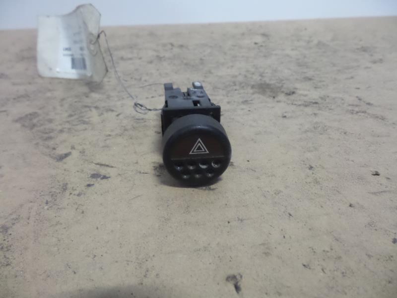 Bouton de warning PEUGEOT 106 PHASE 2 Essence - 1