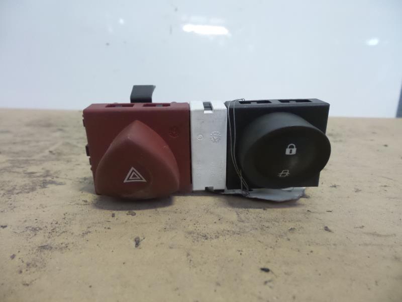 Bouton de warning RENAULT MEGANE 2 PHASE 1 Diesel - 1