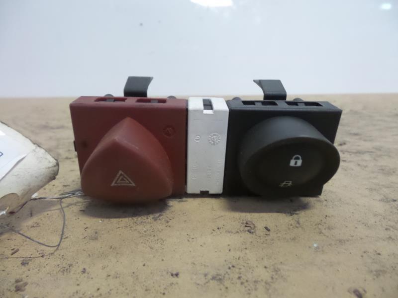 Bouton de warning RENAULT MEGANE 2 PHASE 1 Diesel - 1