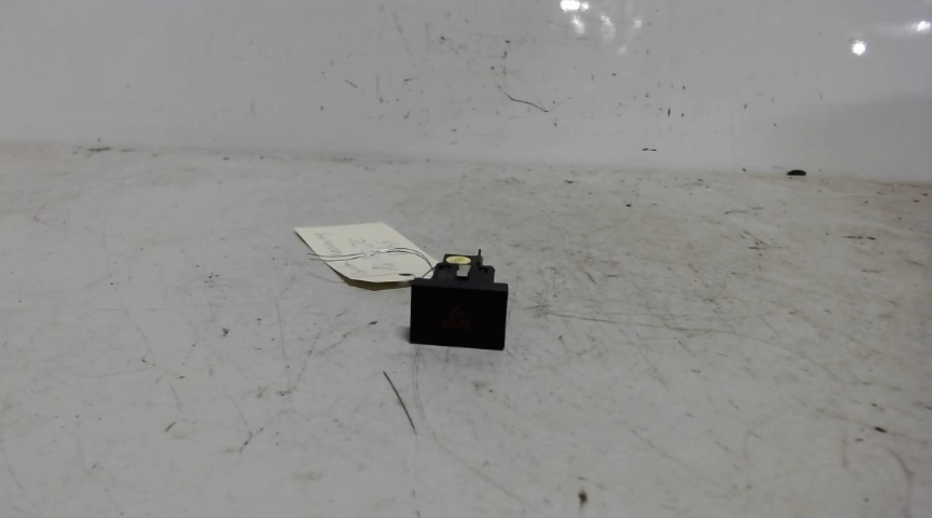 Bouton de warning VOLKSWAGEN POLO 5 PHASE 1 Diesel - 1