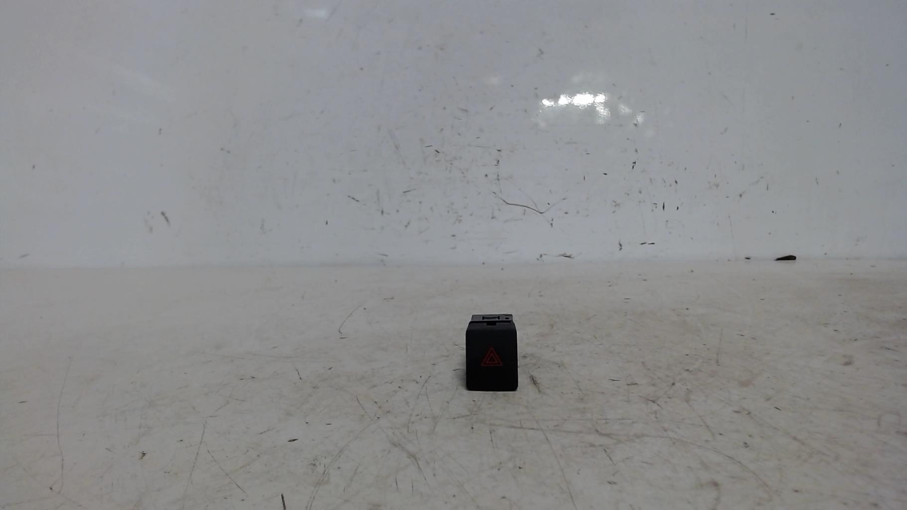 Bouton de warning NISSAN MICRA 5 Essence - 1