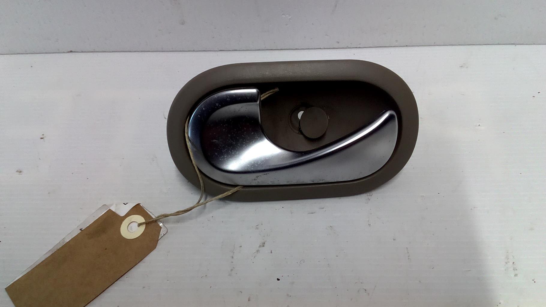 Poignee interieur arriere gauche RENAULT CLIO 3 PHASE 1  - 1