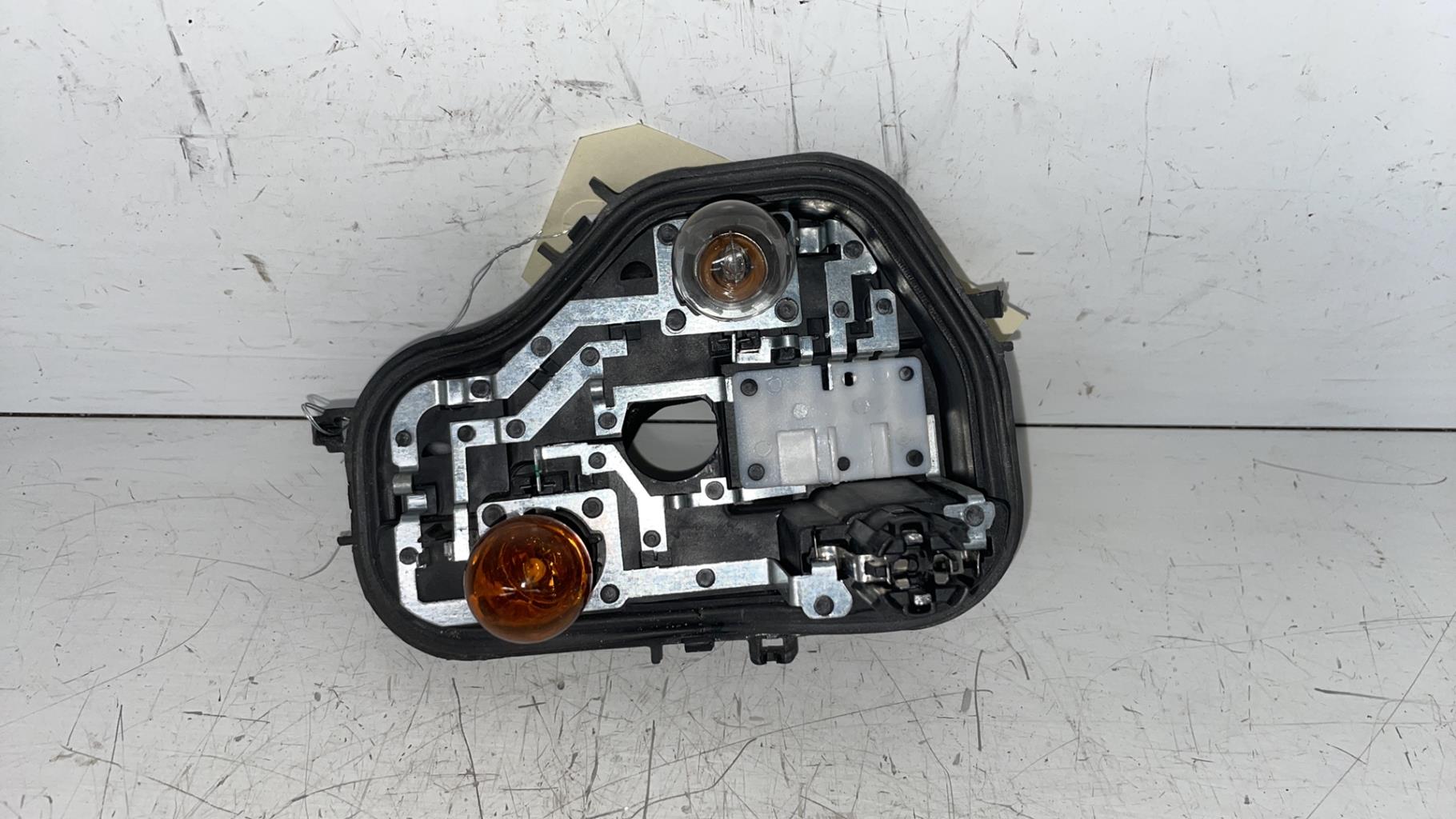 Base portalampade fanale posteriore sinistro CITROEN C4 CACTUS Diésel - 1
