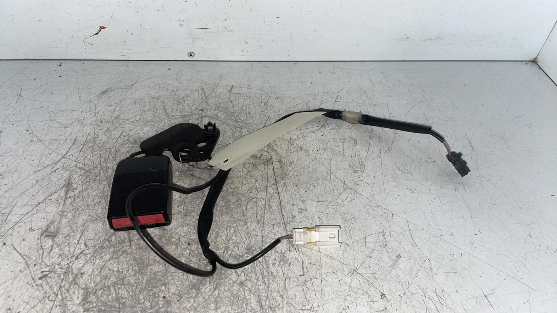 Aggancio cintura sicurezza posteriore centrale PEUGEOT 308 1 SW PHASE 2 BREAK Diésel - 1