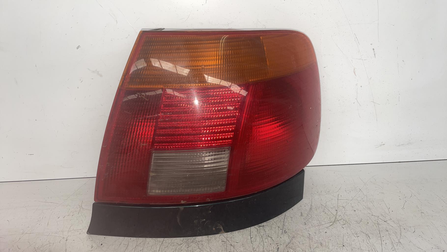 Fanale posteriore principale destro (luci) AUDI A4 1 PHASE 1 Gasolina - 1