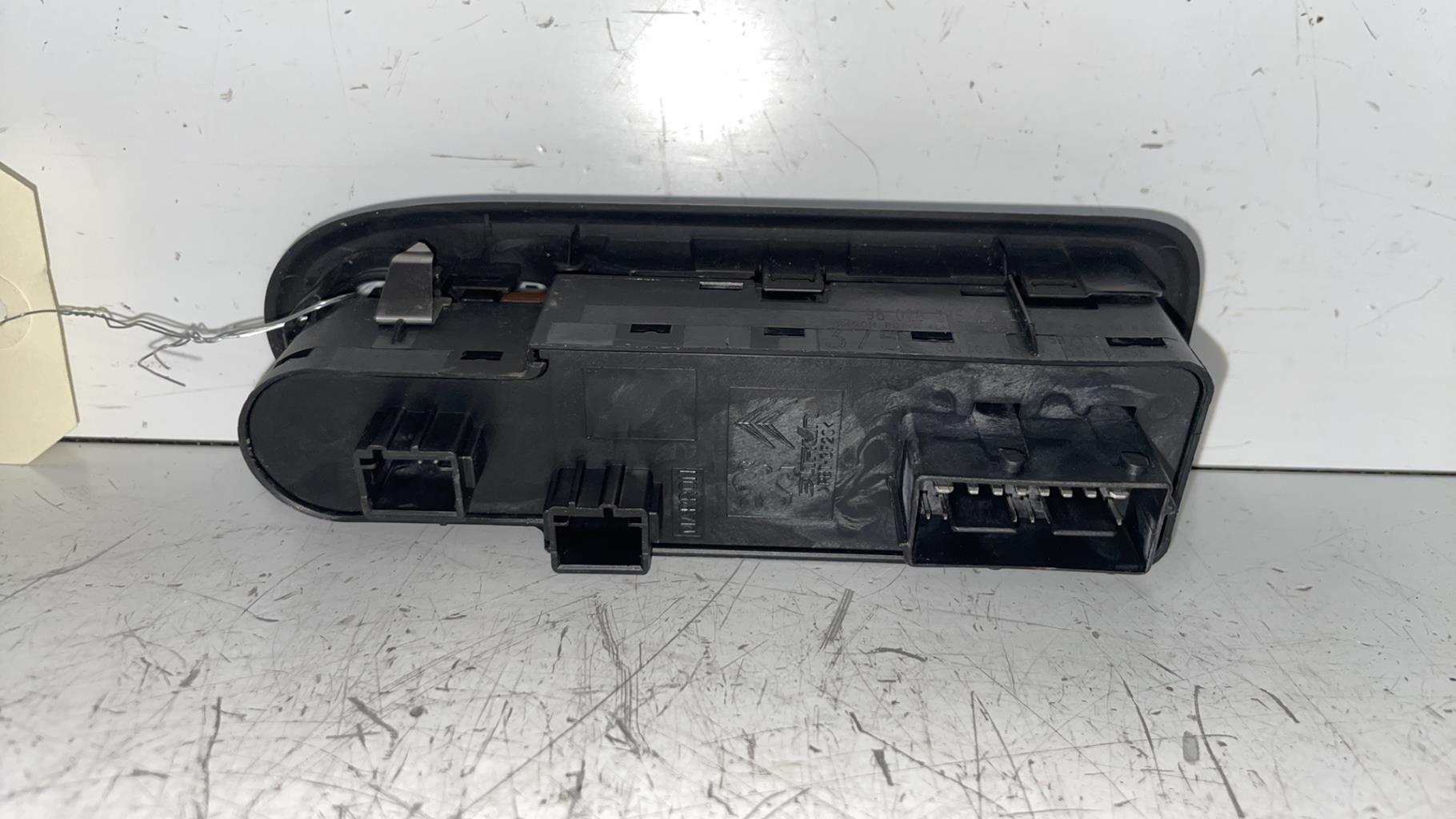 Interruttore lavacristalli anteriore sinistro PEUGEOT 508 1 SW PHASE 1 BREAK Diésel - 1