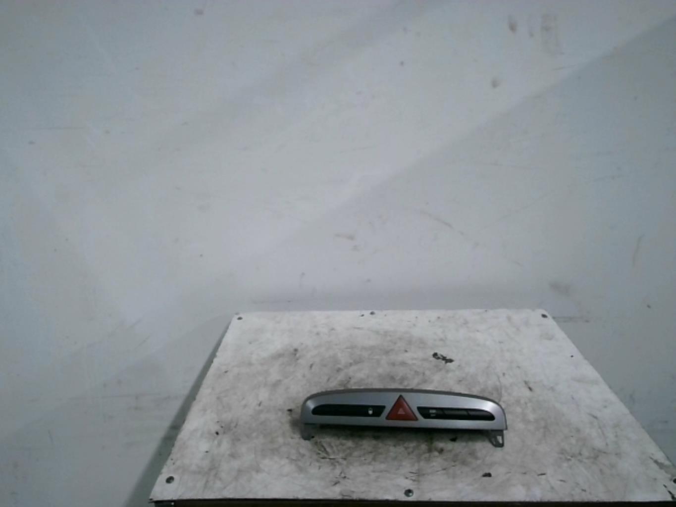 Bouton de warning PEUGEOT 308 1 PHASE 1 Diesel - 1
