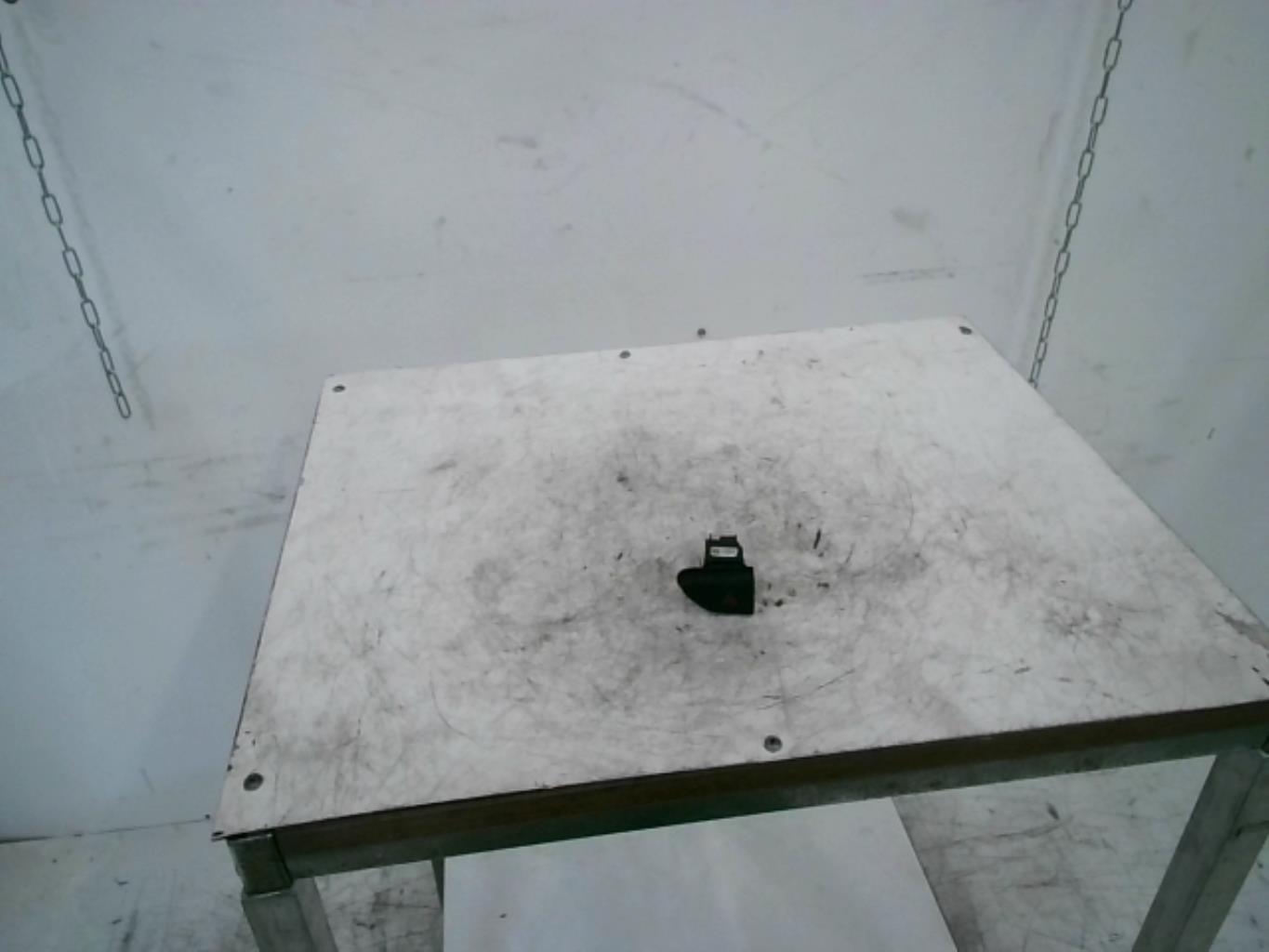 Bouton de warning RENAULT CLIO 4 PHASE 1  - 1