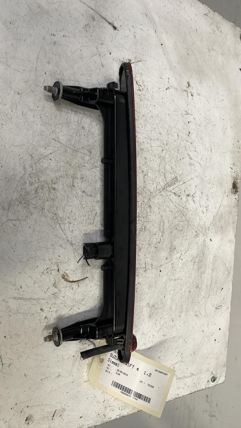 Feu arriere stop central SUZUKI SWIFT 4 Diesel - 1