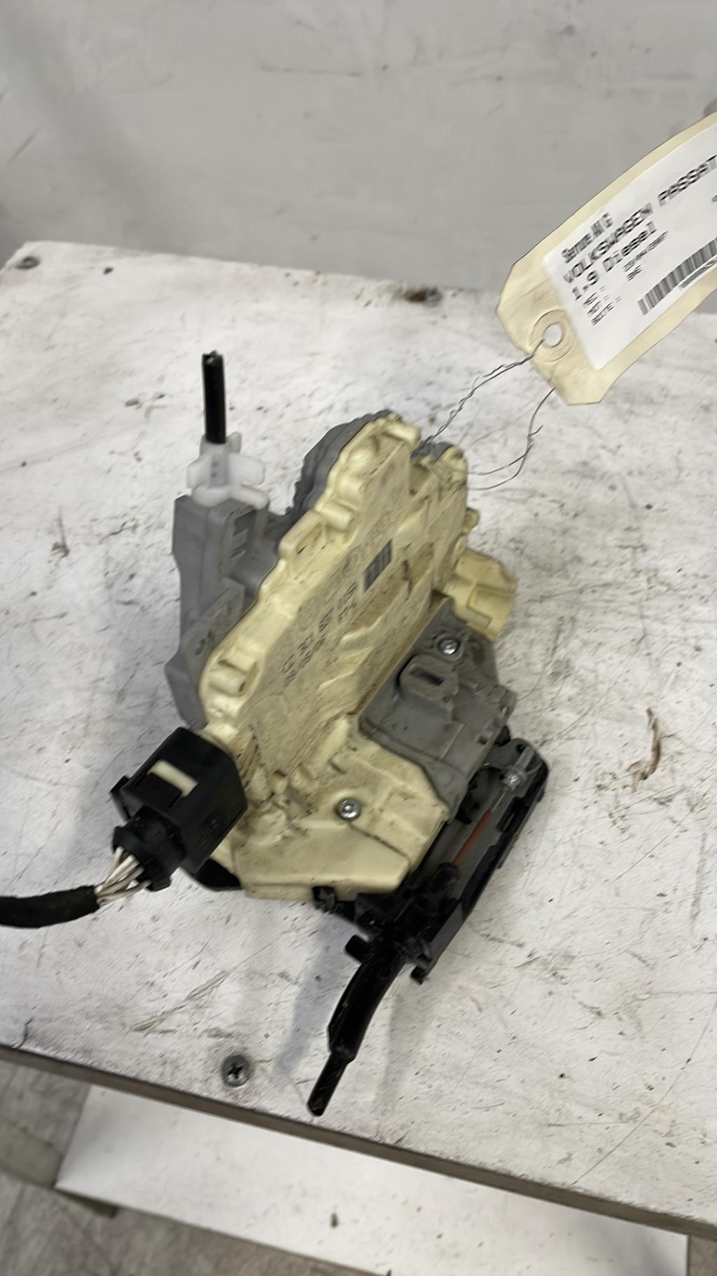 Serrure avant gauche VOLKSWAGEN PASSAT 5 Diesel - 1