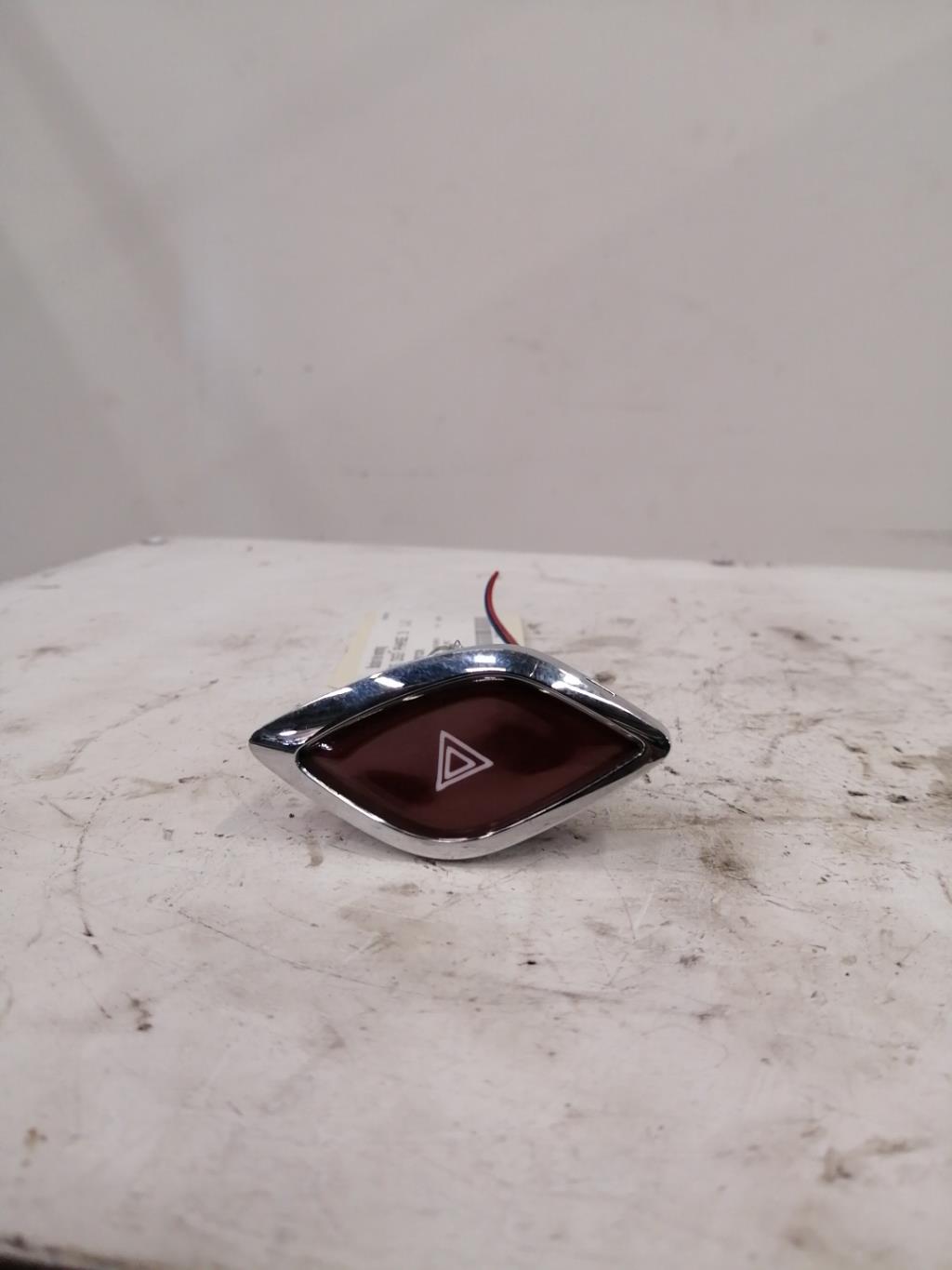 Bouton de warning DS DS3 PHASE 3 Essence - 1