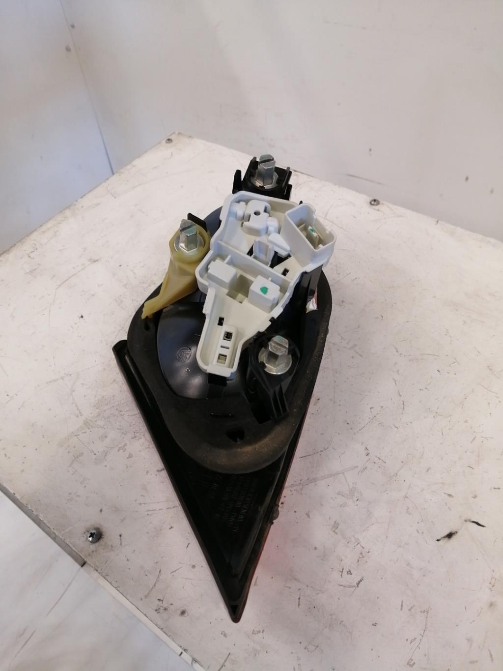 Feu arriere secondaire gauche (feux) VOLKSWAGEN PASSAT 5 CC COUPE Diesel - 1