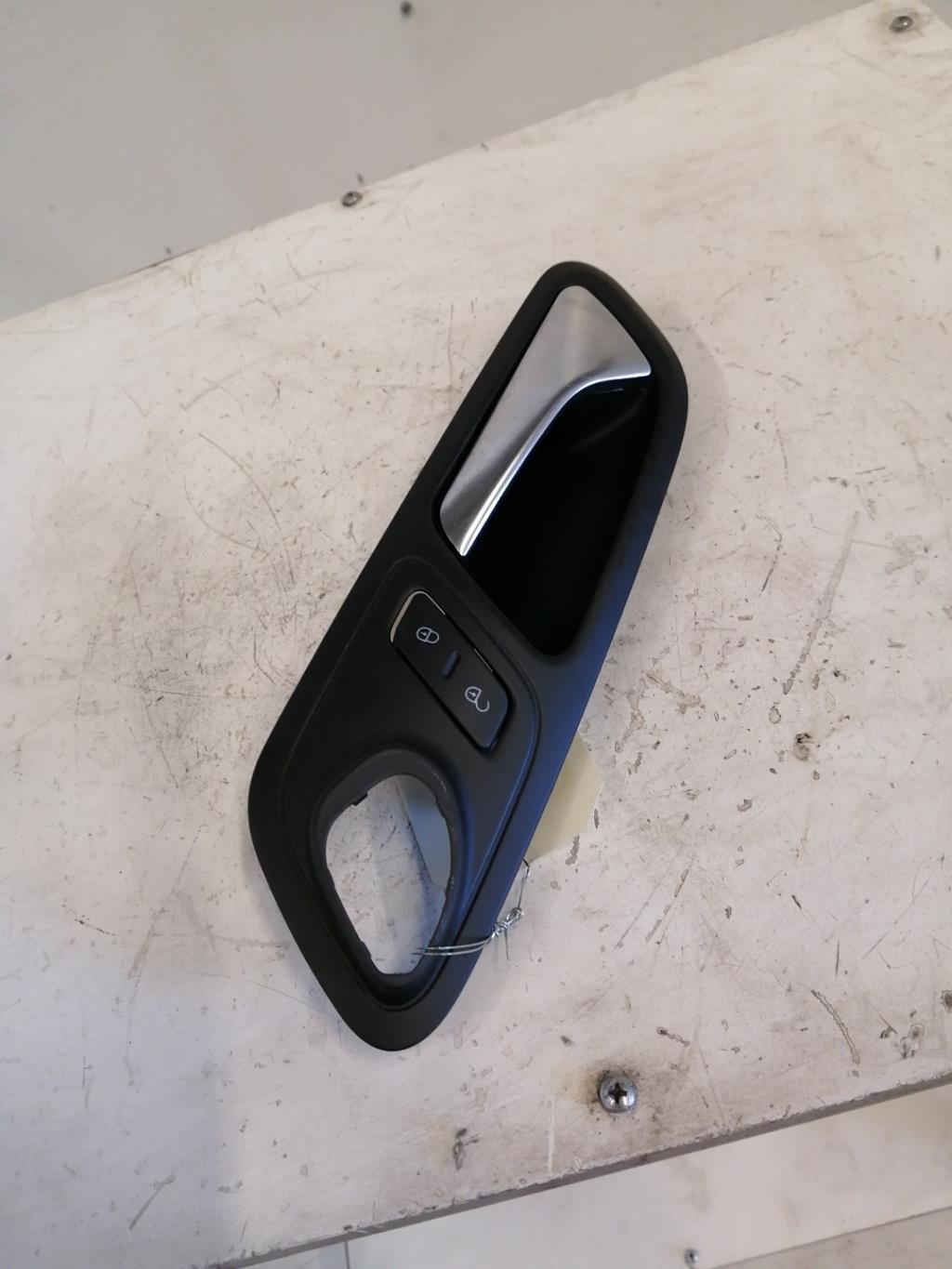 Poignee interieur avant gauche VOLKSWAGEN PASSAT 5 CC COUPE Diesel - 1