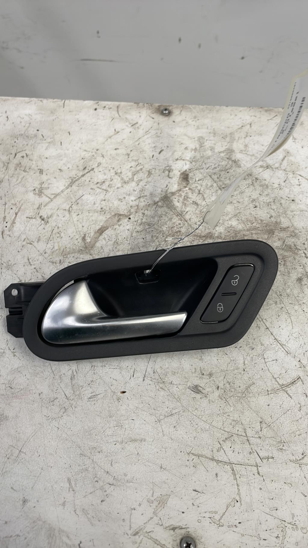Poignee interieur avant gauche VOLKSWAGEN SCIROCCO 3 PHASE 1 COUPE Diesel - 1