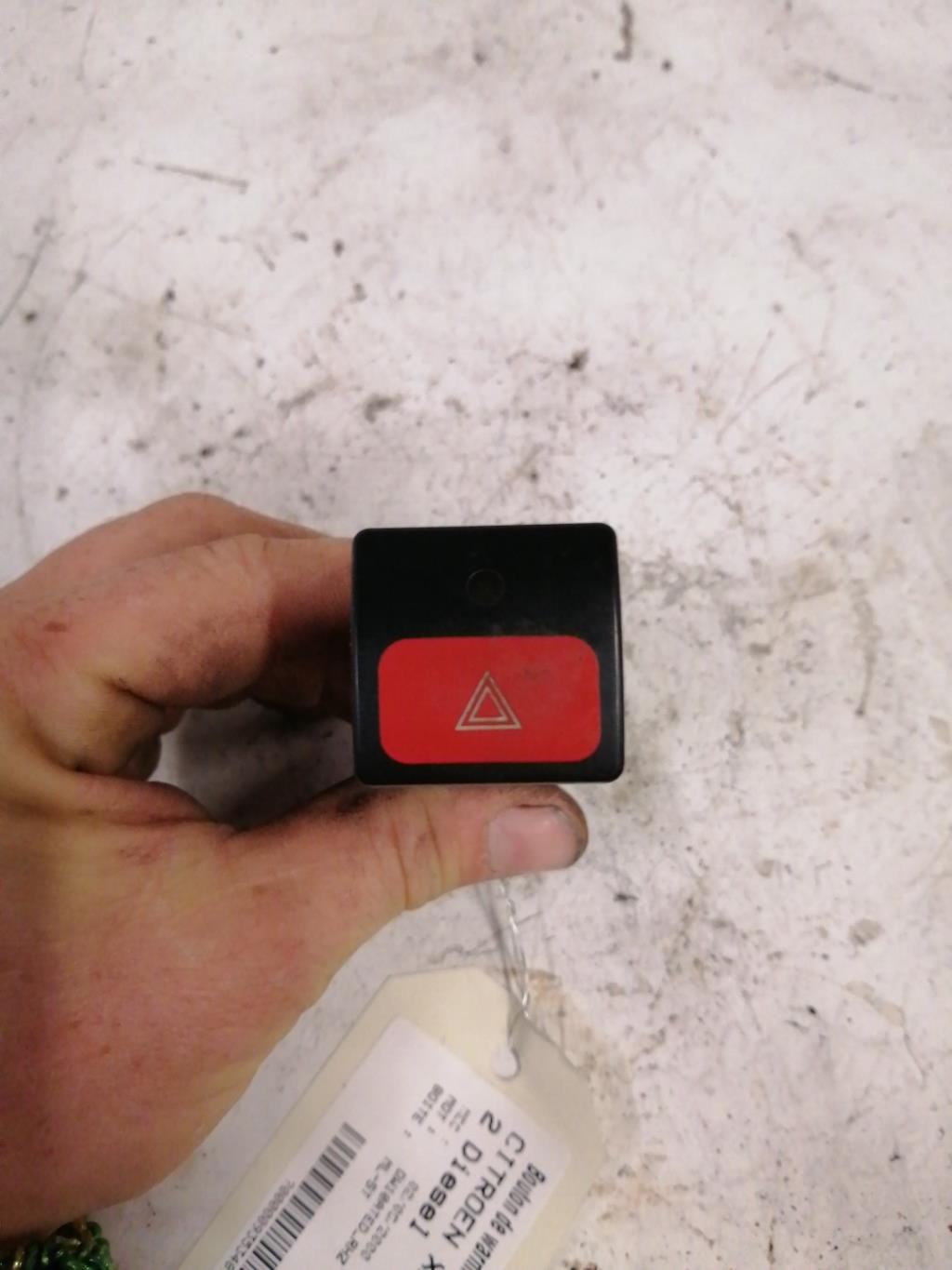 Bouton de warning CITROEN XANTIA PHASE 2 Diesel - 1