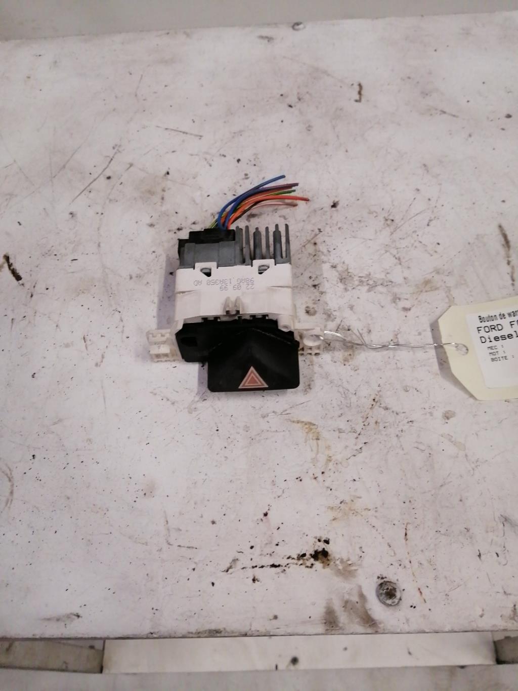 Bouton de warning FORD FOCUS 1 Diesel - 1