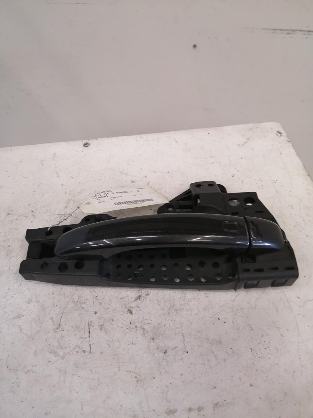 Poignee porte arriere droit AUDI A4 3 PHASE 1 Diesel - 1