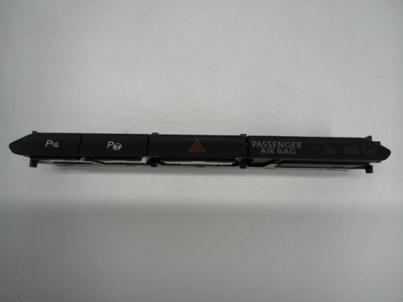 Bouton de warning VOLKSWAGEN PASSAT 7 PHASE 1 BREAK Essence/Hybride - 1