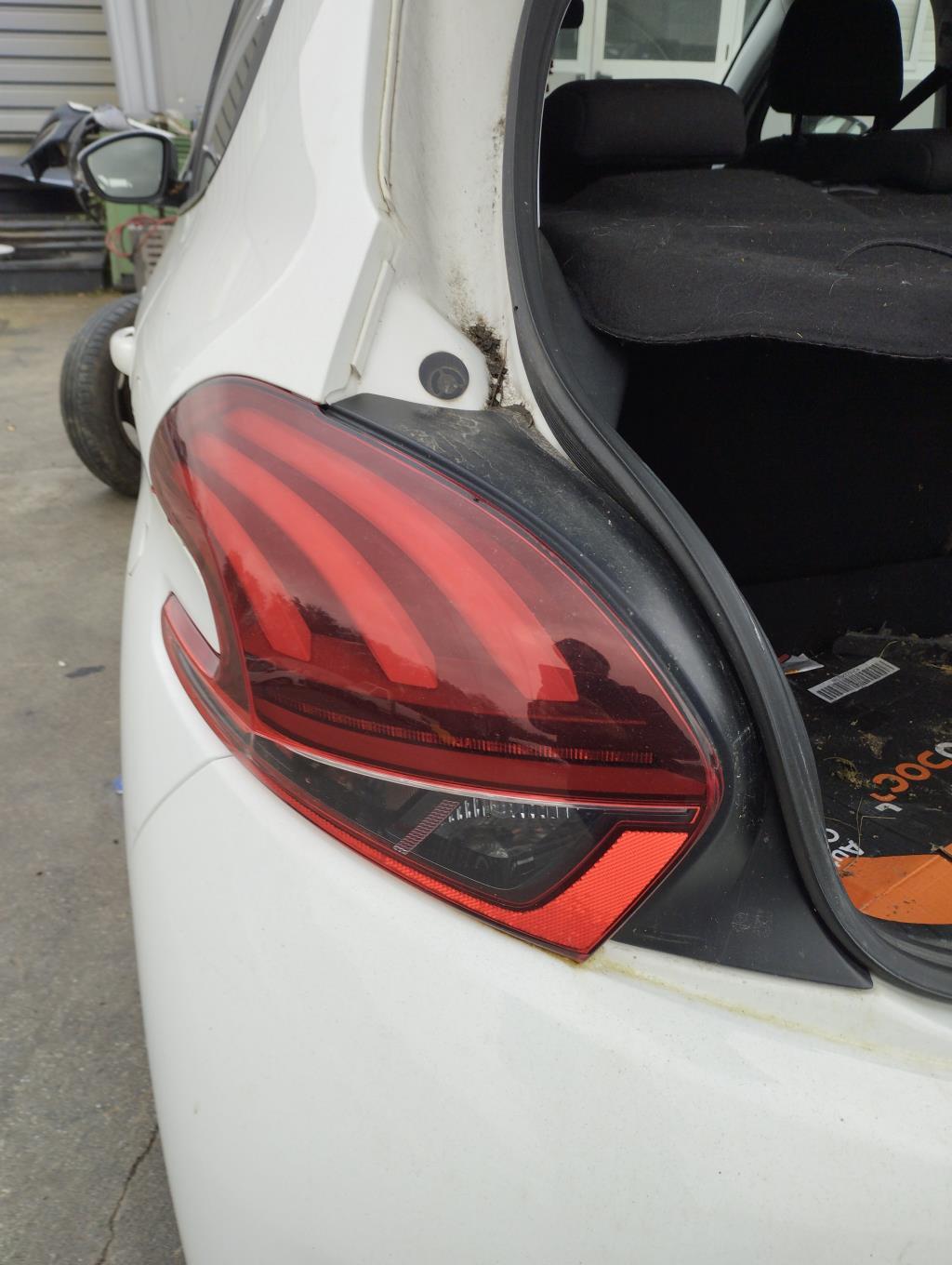 Fanale posteriore principale sinistro (luci) PEUGEOT 208 1 PHASE 2 Gasolina - 1