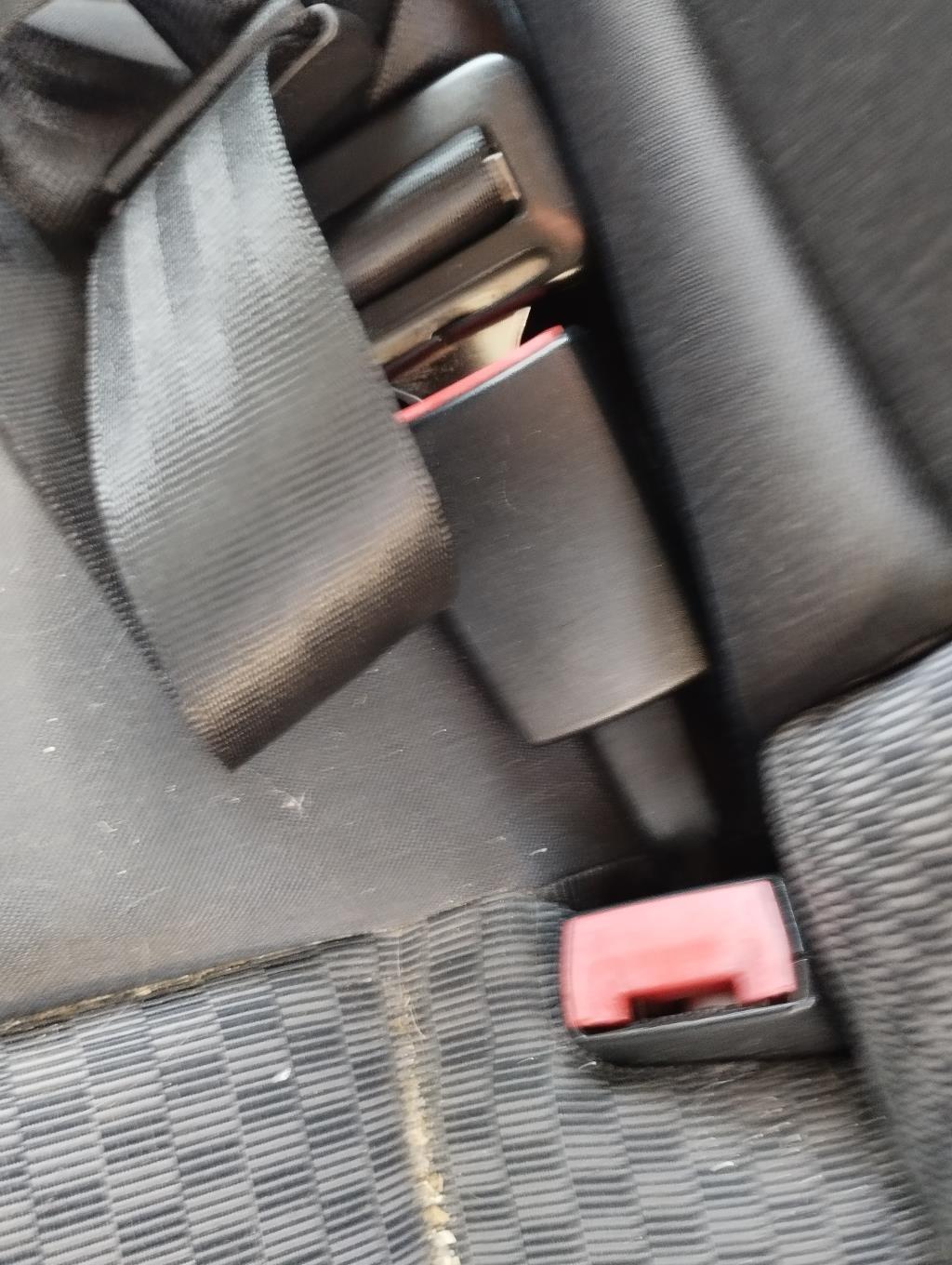 Attache ceinture arriere centrale AUDI A4 1 PHASE 2 Diesel - 1