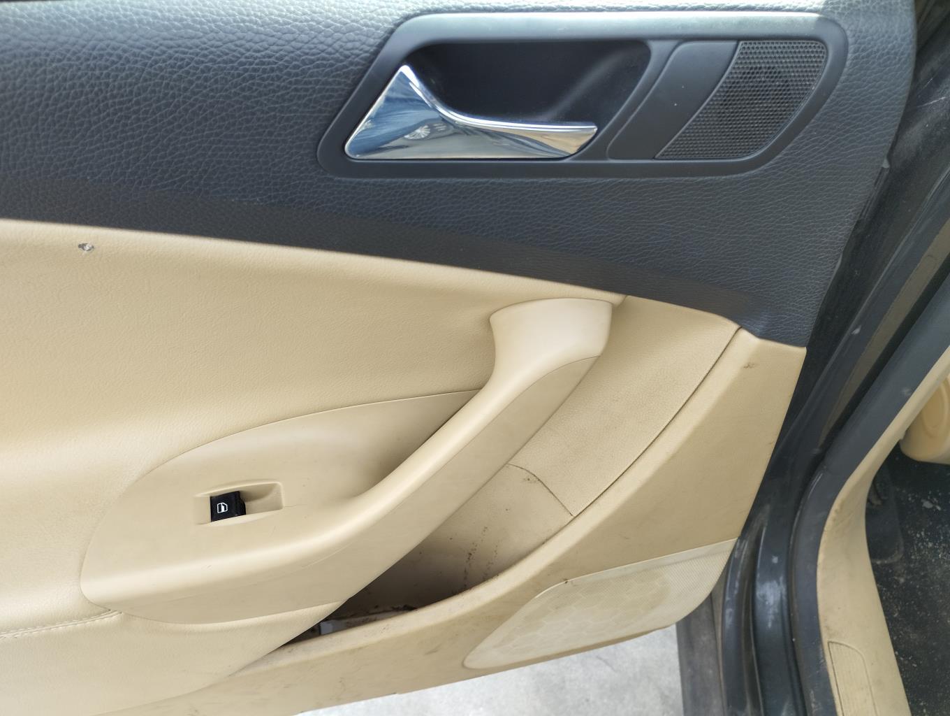 Maniglia interna posteriore sinistra VOLKSWAGEN PASSAT 5 Diésel - 1