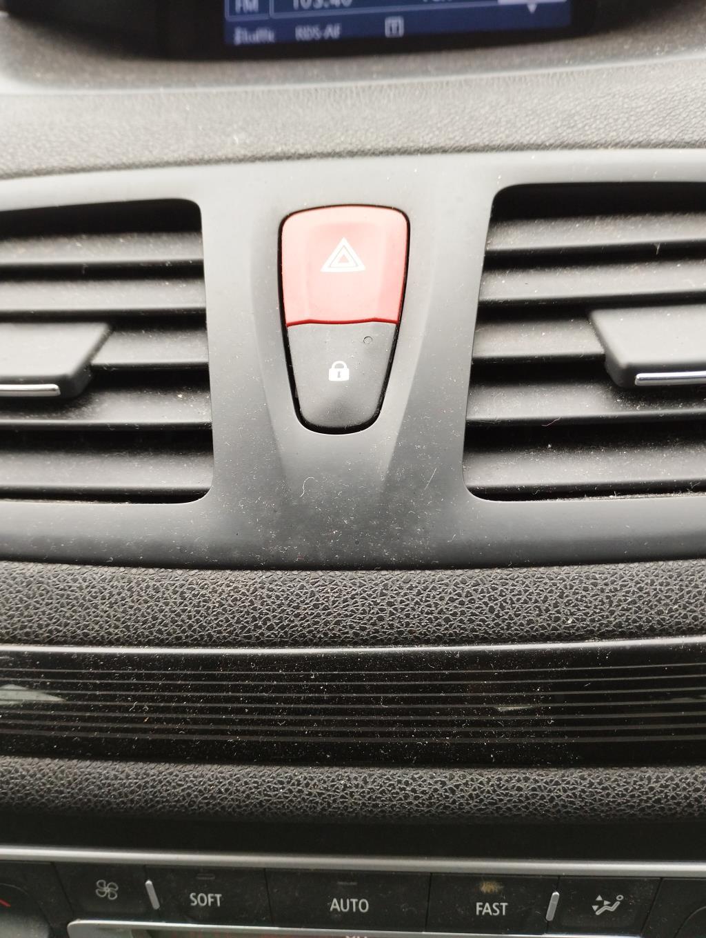 Bouton de warning RENAULT MEGANE 3 PHASE 1 Diesel - 1