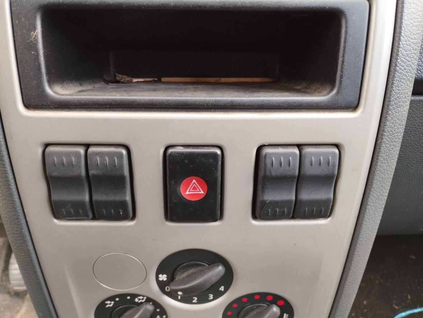 Bouton de warning DACIA LOGAN 1 PHASE 2 Essence - 1