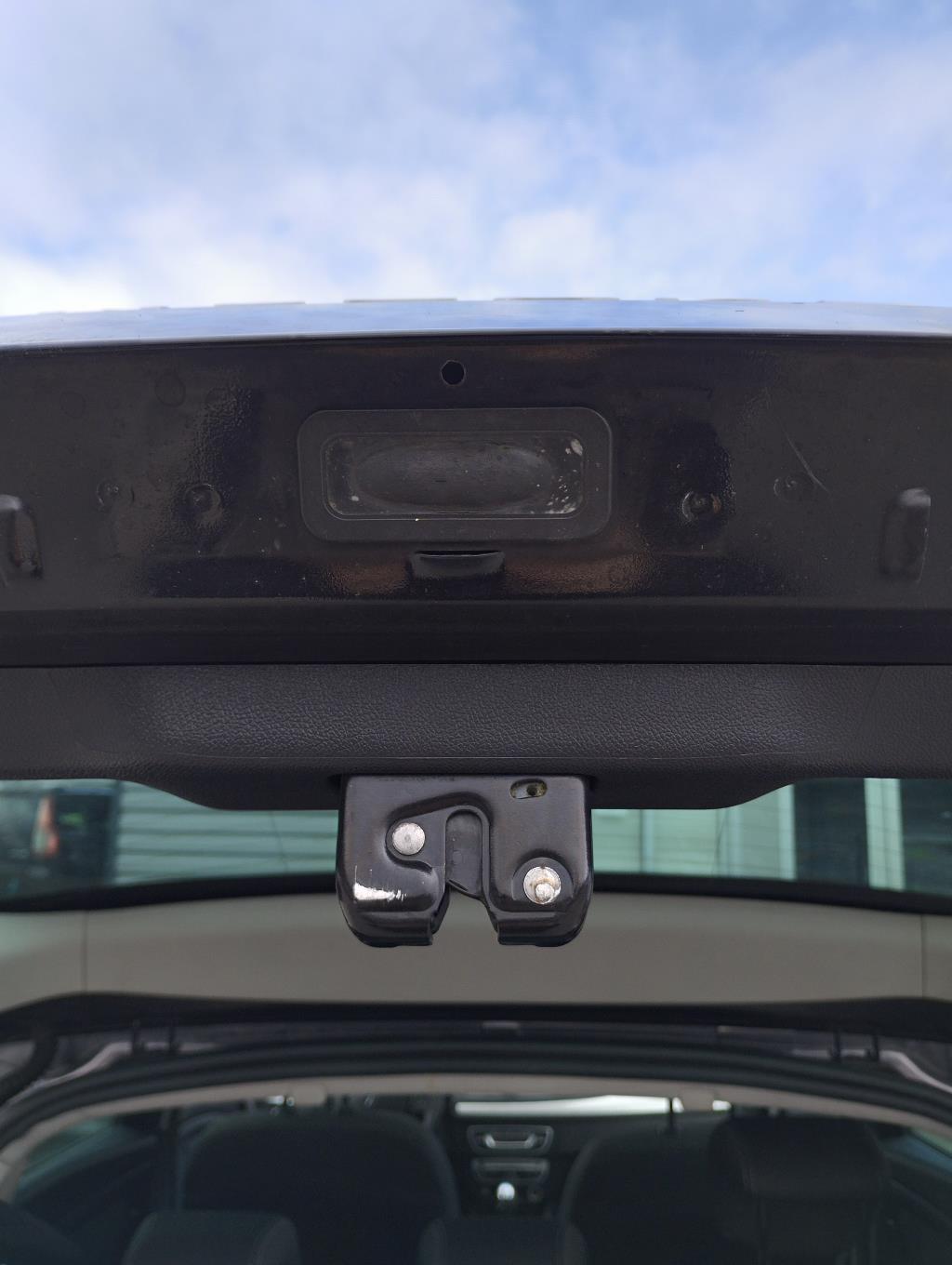 Bouton de coffre RENAULT MEGANE 3 PHASE 1 Diesel - 1