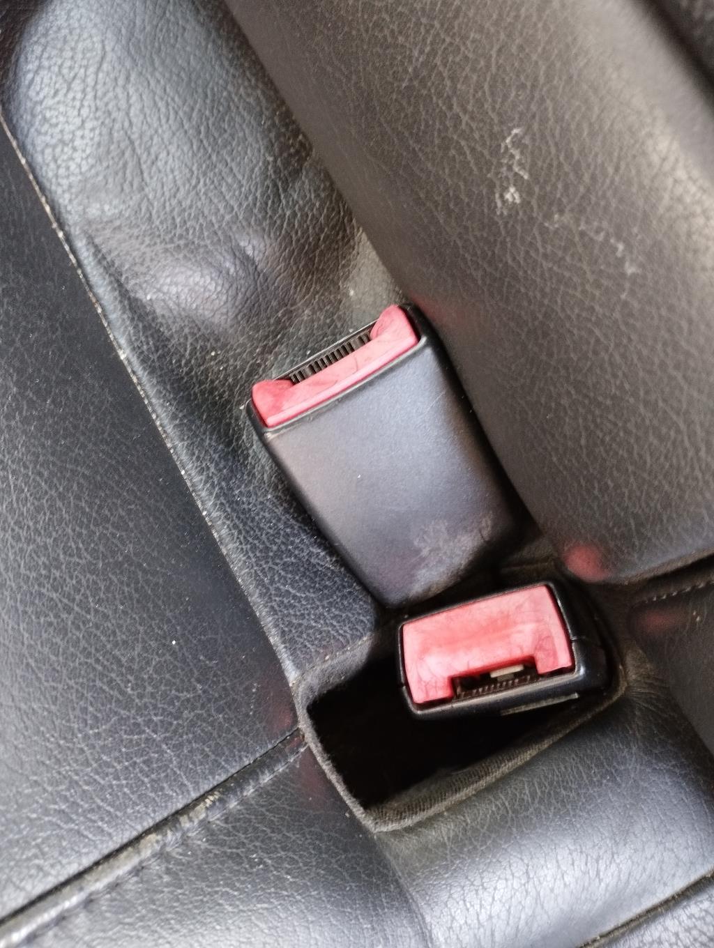 Aggancio cintura sicurezza posteriore sinistro AUDI A4 2 PHASE 1 Diésel - 1