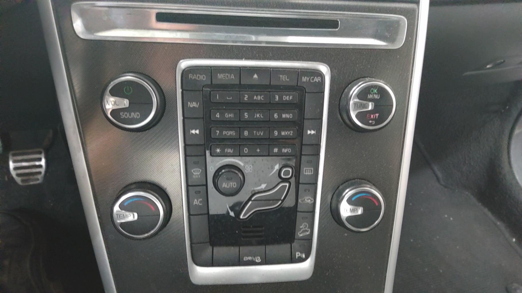 Commande autoradio pour VOLVO XC 60 1 PHASE 1 Commande autoradio pour VOLVO XC 60 1 PHASE 1