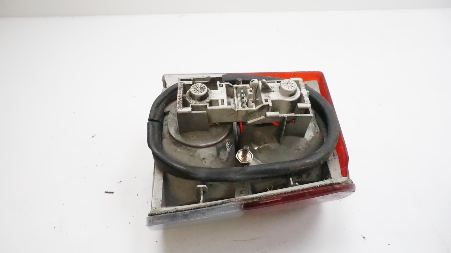 Fanale posteriore principale sinistro (luci) PEUGEOT 405 PHASE 1 BREAK Diésel - 1
