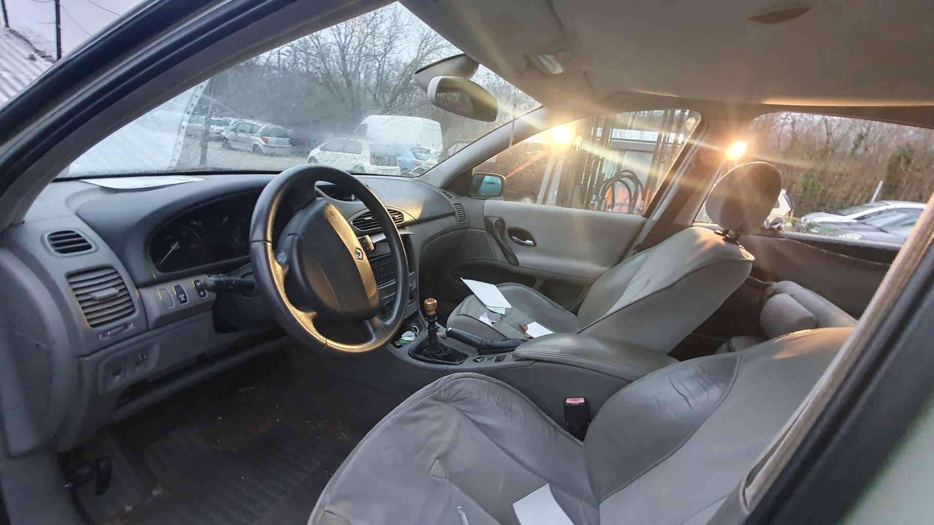 Feu arriere secondaire gauche (feux) pour RENAULT LAGUNA 2 PHASE 1 Feu arriere secondaire gauche (feux) pour RENAULT LAGUNA 2 PHASE 1