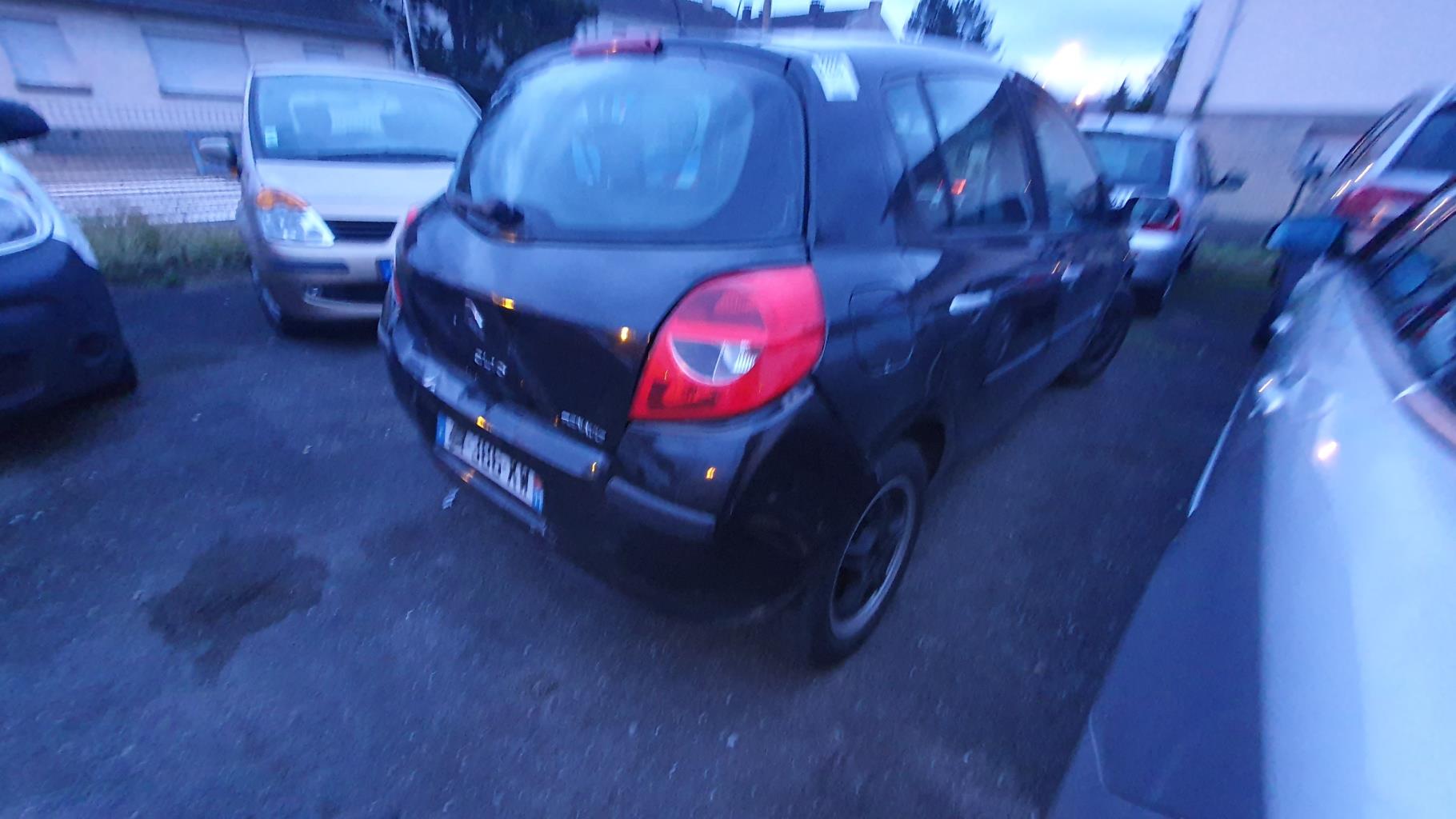 Pare boue avant gauche pour RENAULT CLIO 3 PHASE 1 Pare boue avant gauche pour RENAULT CLIO 3 PHASE 1
