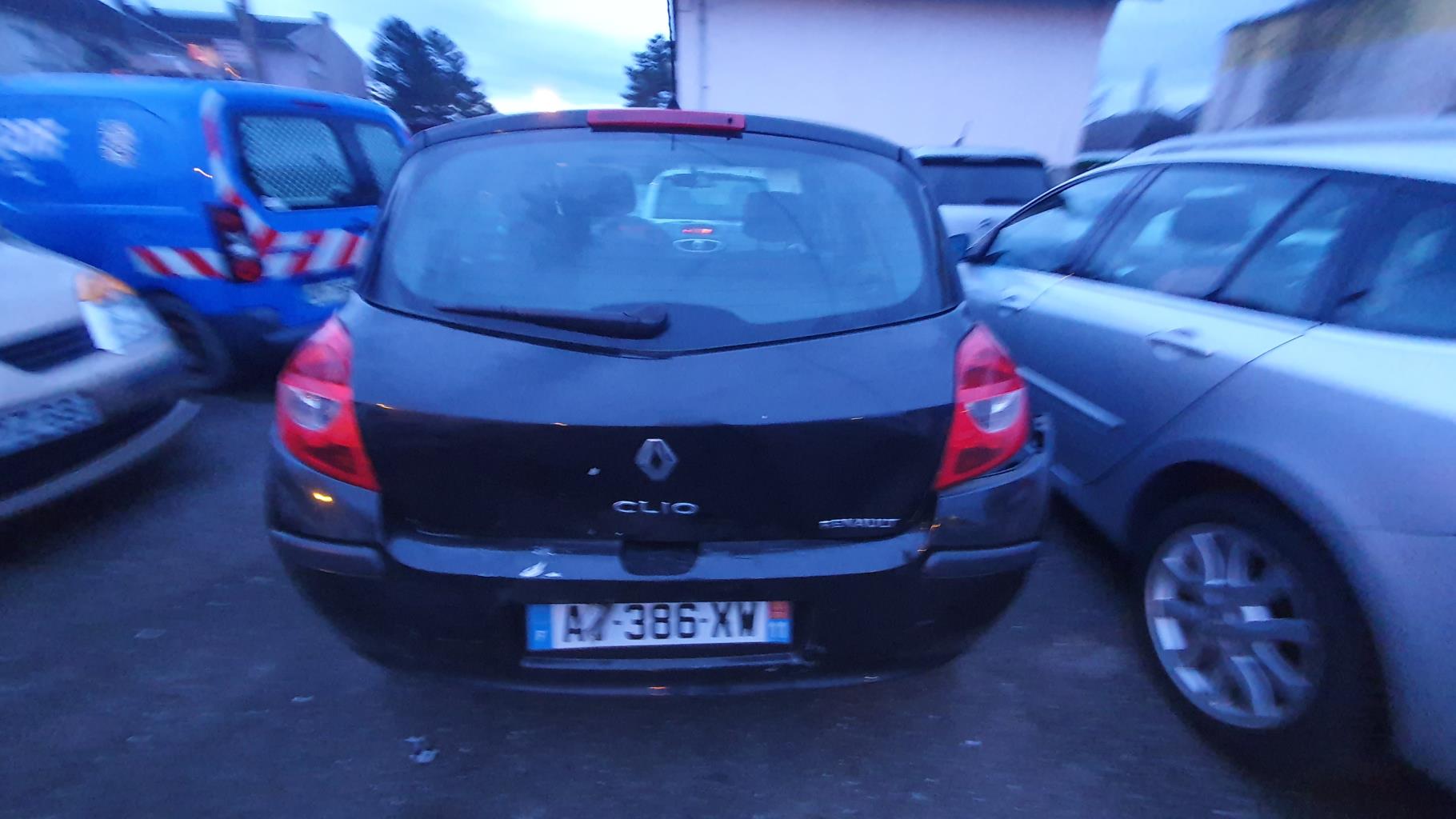 Pare boue avant gauche pour RENAULT CLIO 3 PHASE 1 Pare boue avant gauche pour RENAULT CLIO 3 PHASE 1