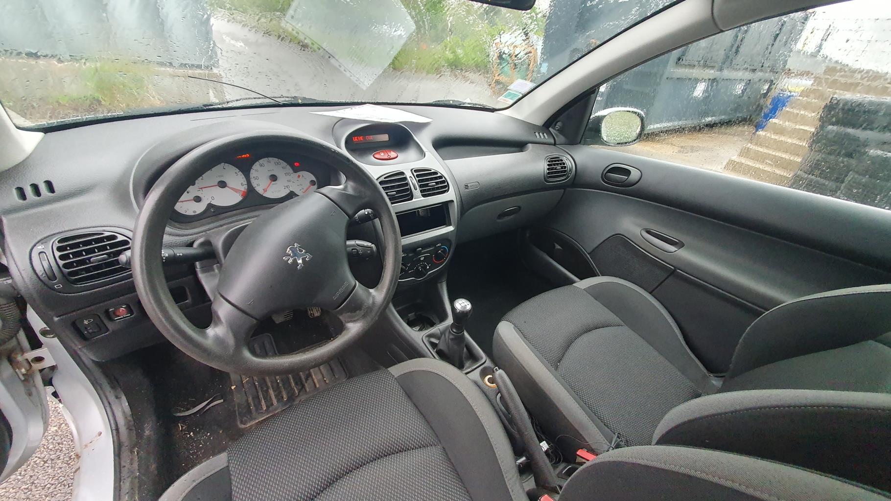 Arret de porte avant droit pour PEUGEOT 206 PHASE 1 Arret de porte avant droit pour PEUGEOT 206 PHASE 1