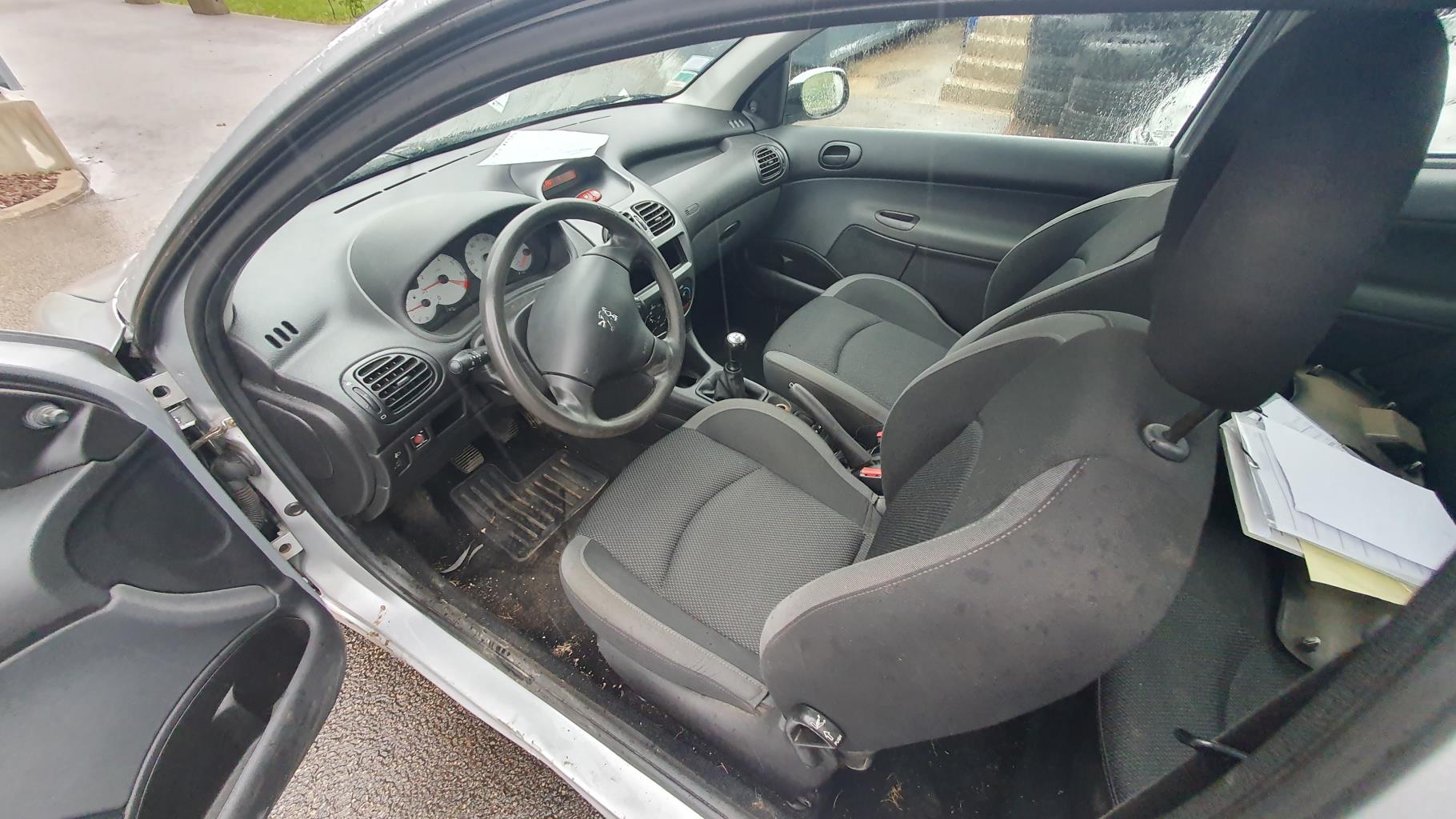 Arret de porte avant droit pour PEUGEOT 206 PHASE 1 Arret de porte avant droit pour PEUGEOT 206 PHASE 1