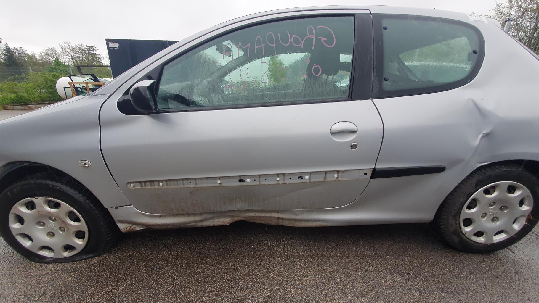 Arret de porte avant droit pour PEUGEOT 206 PHASE 1 Arret de porte avant droit pour PEUGEOT 206 PHASE 1