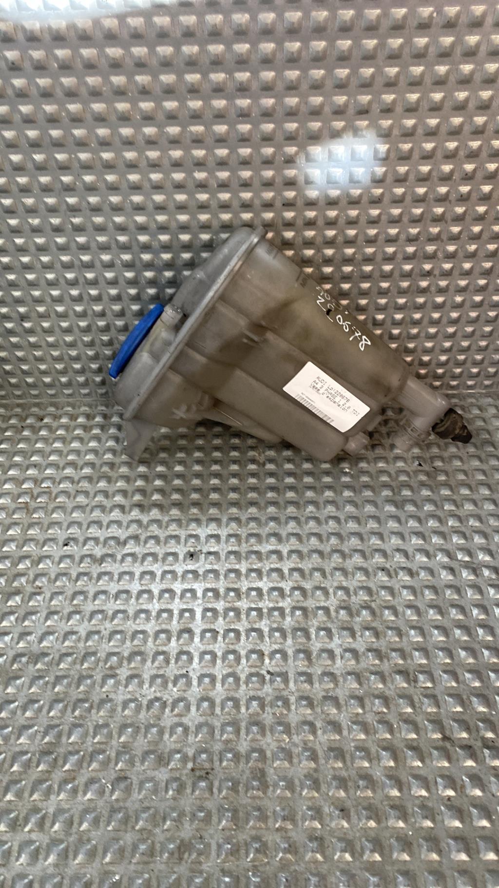 Vase d'expansion AUDI A4 3 PHASE 1 Diesel - 1