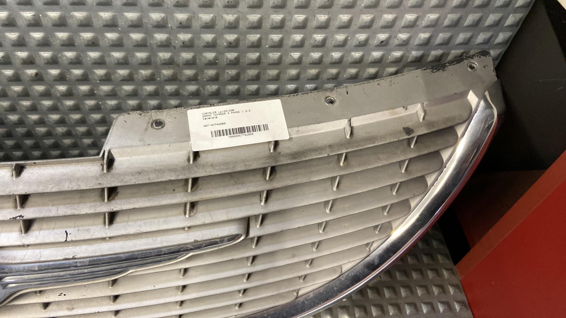 Calandre CHRYSLER GRAND VOYAGER 4 PHASE 1  - 1