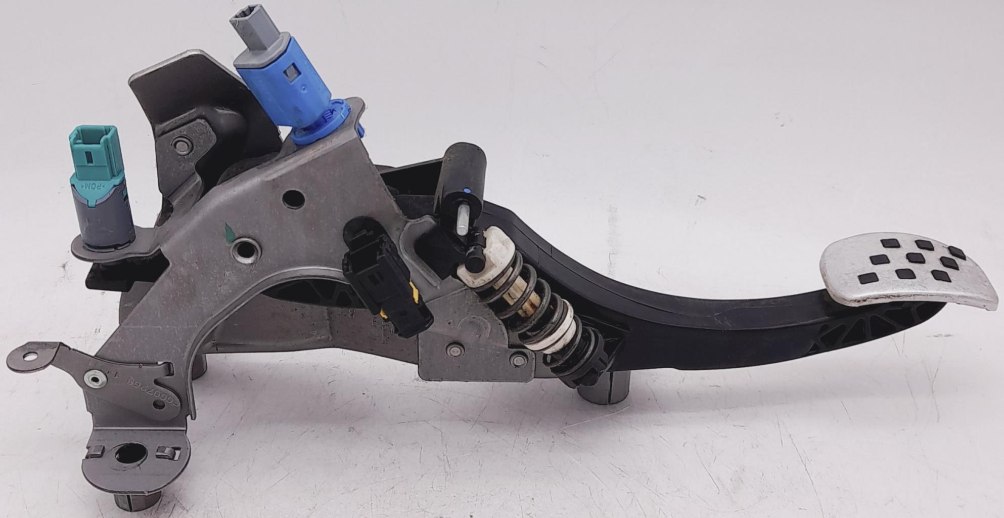 Pedale d'embrayage RENAULT MEGANE 3 PHASE 1 COUPE Essence - 1