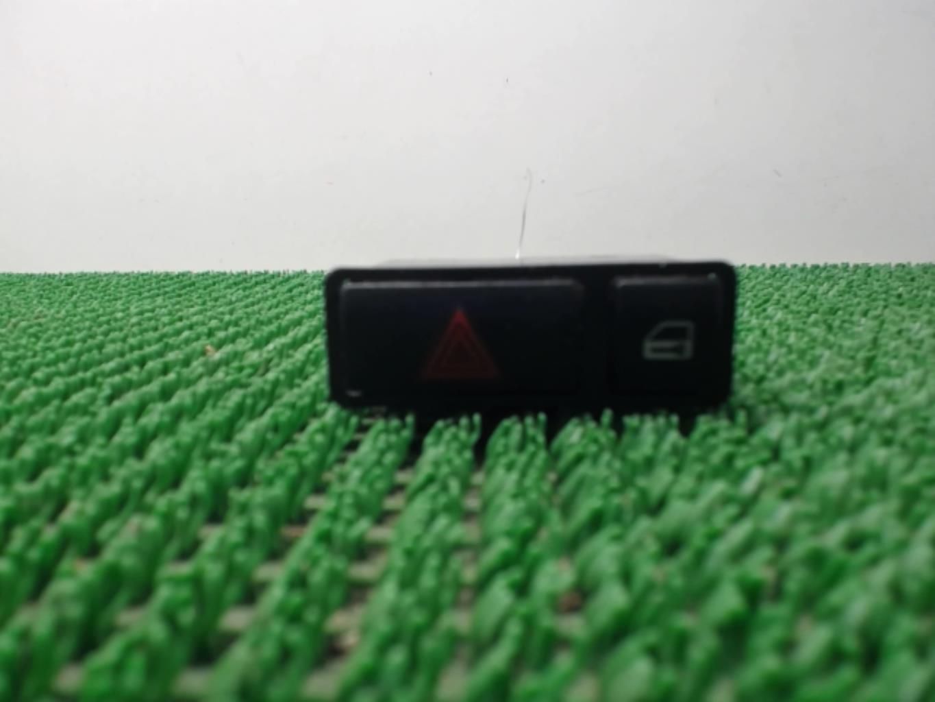 Bouton de warning BMW SERIE 3 E46 PHASE 1 Diesel - 1