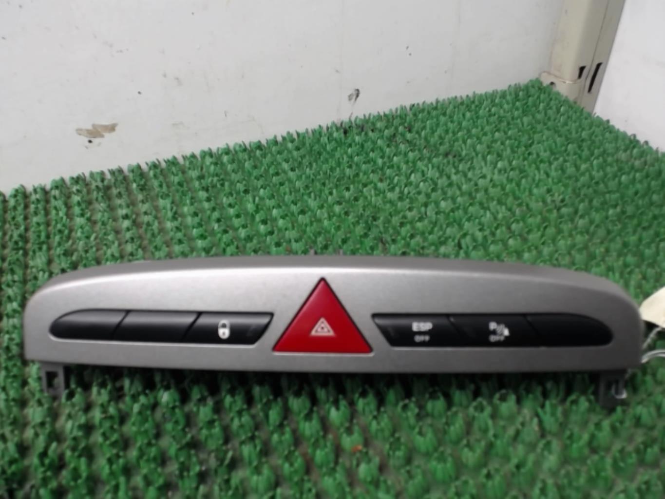 Bouton de warning PEUGEOT 308 1 PHASE 1 Essence - 1