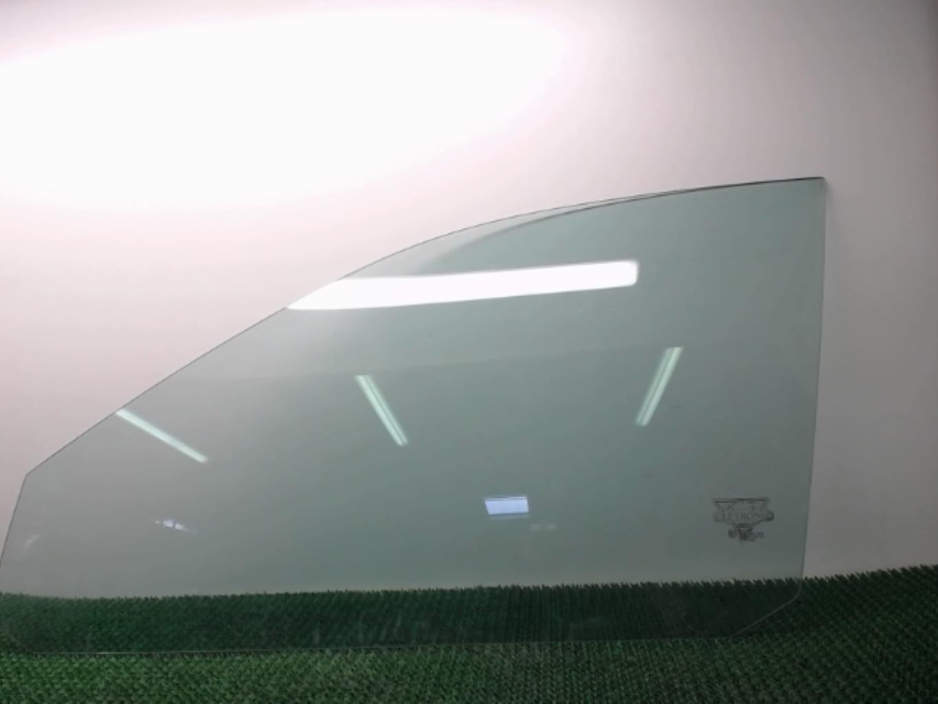 Vitre avant gauche AUDI A4 1 PHASE 1 Diesel - 1