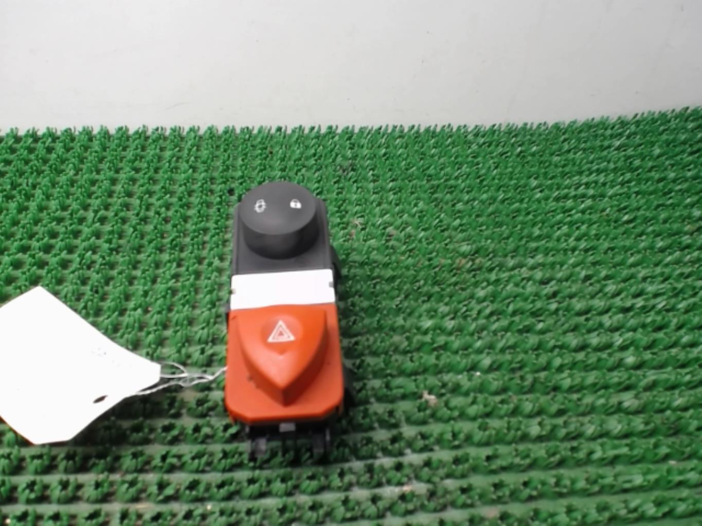 Bouton de warning RENAULT SCENIC 2 PHASE 1 Diesel - 1