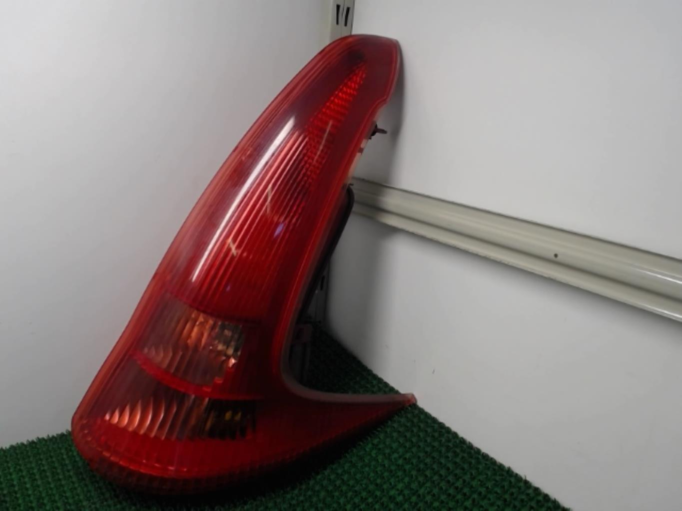 Feu arriere principal droit (feux) PEUGEOT 206 PHASE 1 BREAK Diesel - 1